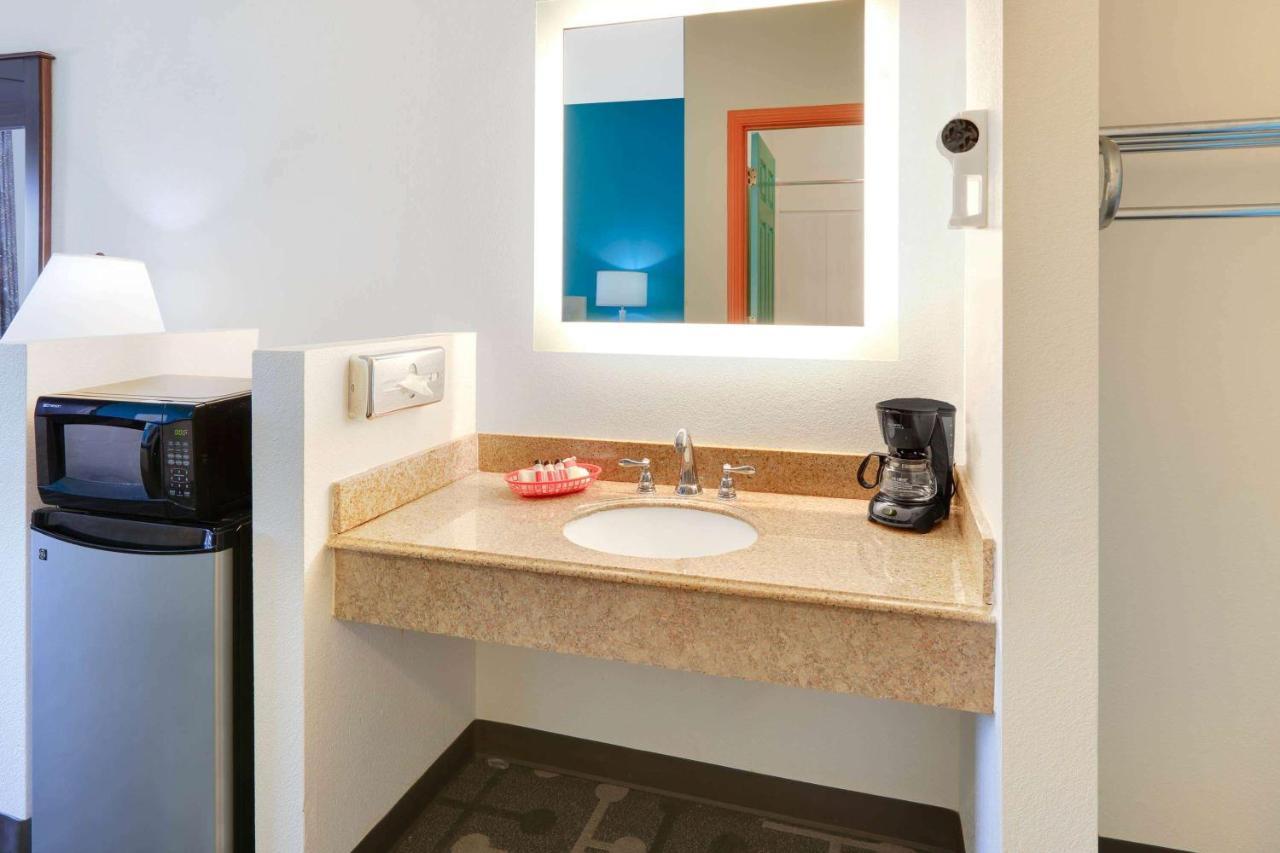 Howard Johnson By Wyndham Lubbock Tx Extérieur photo